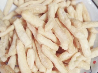 5、红糖酥,炸好捞起放凉