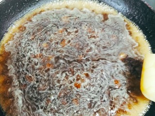 6、红糖酥,不沾锅加水倒上白糖,在加上红糖,开始小火熬煮