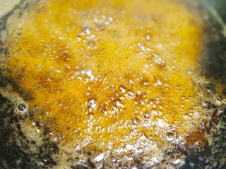 7、红糖酥,熬煮红糖是个漫长的过程,火一定要小,边煮边用勺子搅拌