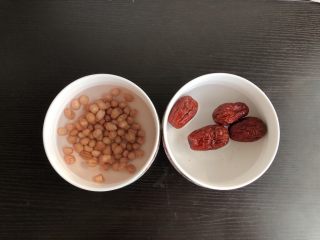 1、凉薯花生露,花生，红枣洗净提前浸泡4小时