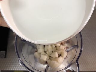 7、凉薯花生露,加入清水