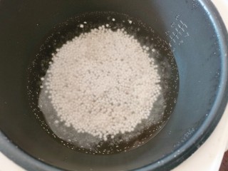 2、南瓜西米露,锅里放入适量清水烧至80-90度再把西米倒入