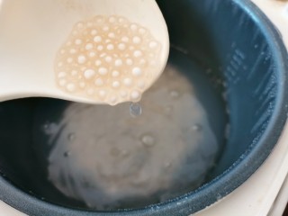 4、南瓜西米露,煮开后，关火盖着盖子，把它焖十分钟左右，打开盖子，西米的心还没煮透。