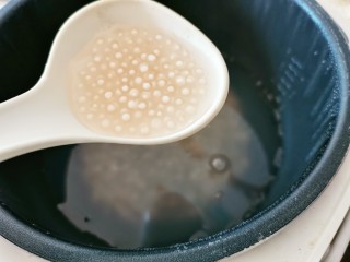 5、南瓜西米露,再盖上盖子，再继续把它煮开，煮的过程中要偶尔搅拌一下，以免粘底，煮开一会再把它关火，再焖半个钟，此时西米的心还是有点白色的