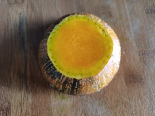 6、南瓜西米露,南瓜去掉把后清洗干净