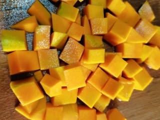 8、南瓜西米露,再切成丁
