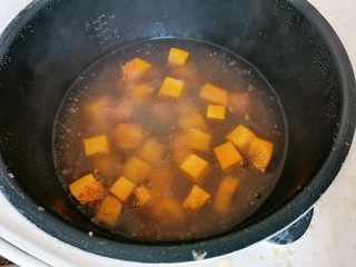 9、南瓜西米露,再把南瓜丁放入西米里