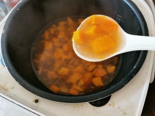 10、南瓜西米露,西米再一次煮开后，此时南瓜也熟了