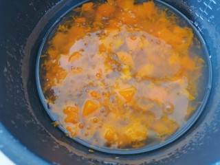 11、南瓜西米露,再盖上盖子焖至西米变透明