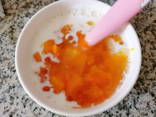 14、南瓜西米露,再把南瓜西米露加入有牛奶的碗里