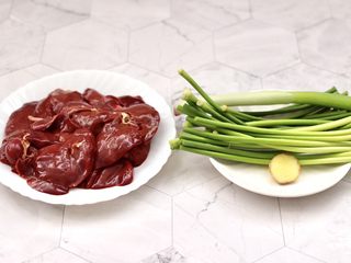 1、香脆椒爆蒜苔鸡肝,首先备齐食材,蒜苔去除根部切段,葱姜洗净切碎备用。