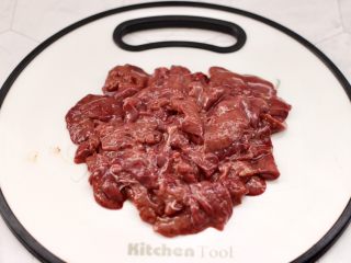 2、香脆椒爆蒜苔鸡肝,鸡肝洗净后,用刀去除筋膜,切成薄片。