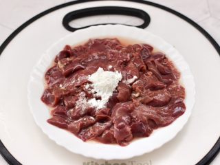 3、香脆椒爆蒜苔鸡肝,切片的鸡肝再用清水反复冲洗干净,先加入淀粉。