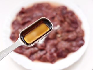 4、香脆椒爆蒜苔鸡肝,再加入料酒调味,把鸡肝和调料混合拌匀腌制10分钟。