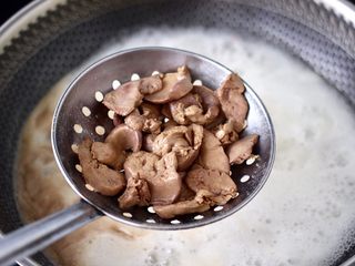 6、香脆椒爆蒜苔鸡肝,大火煮开后再煮一分钟左右,,看见鸡肝表面无血水,捞出过冷水冲洗干净沥干水分。