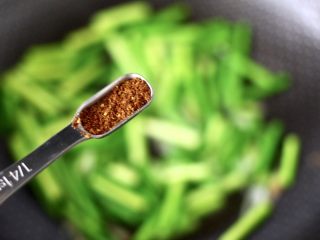 8、香脆椒爆蒜苔鸡肝,加入花椒粉增加口感。