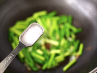 9、香脆椒爆蒜苔鸡肝,再放入剩下的1勺盐调味。