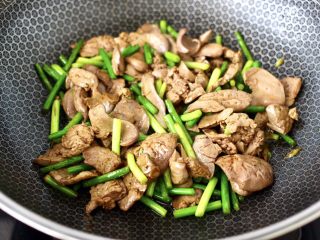 11、香脆椒爆蒜苔鸡肝,大火快速翻炒均匀后,加入鸡肝继续翻炒均匀。