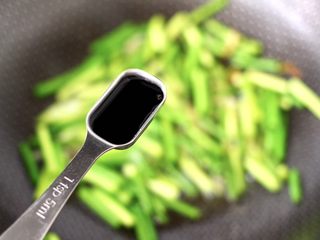 10、香脆椒爆蒜苔鸡肝,最后加入酱油调味调色。