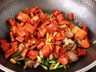 12、香脆椒爆蒜苔鸡肝,这个时候加入香脆椒。