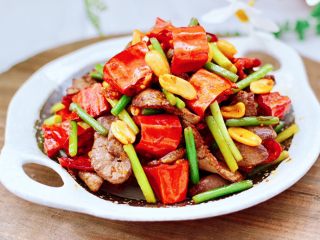 14、香脆椒爆蒜苔鸡肝,鸡肝鲜嫩入味,蒜苔清爽味浓,加上香酥可口的香脆酥,简直是好吃爆了。