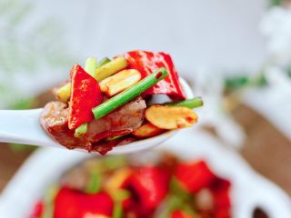 15、香脆椒爆蒜苔鸡肝,吃上一口超级满足,滋补养肝又超级营养,下饭又下酒,老公超喜欢。