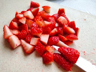 2、草莓炒酸奶＋南瓜芋圆水果捞,草莓控干水分，切成小块