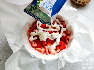 4、草莓炒酸奶＋南瓜芋圆水果捞,把一盒安慕希酸奶挤进去。