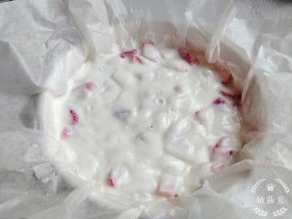 5、草莓炒酸奶＋南瓜芋圆水果捞,然后把酸奶抹平如图