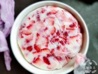 6、草莓炒酸奶＋南瓜芋圆水果捞,放冷冻大约四个小时以上。取出，把油纸撕掉，