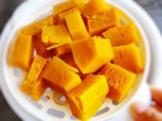 9、草莓炒酸奶＋南瓜芋圆水果捞,南瓜芋圆制作:南瓜洗净去皮，切块，上锅蒸熟。