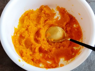 10、草莓炒酸奶＋南瓜芋圆水果捞,趁热用勺子压成泥。