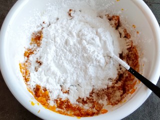 11、草莓炒酸奶＋南瓜芋圆水果捞,趁热加入木薯粉。