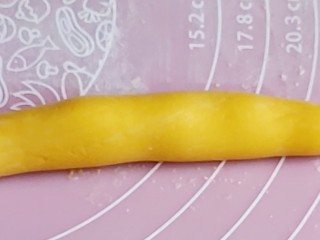 13、草莓炒酸奶＋南瓜芋圆水果捞,然后搓成长条状，