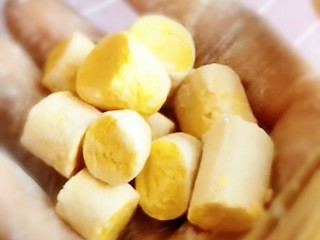 14、草莓炒酸奶＋南瓜芋圆水果捞,再切成小块儿。