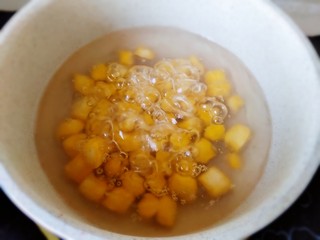 15、草莓炒酸奶＋南瓜芋圆水果捞,开水下锅，煮芋圆。