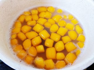 16、草莓炒酸奶＋南瓜芋圆水果捞,煮熟捞出凉水拔凉。