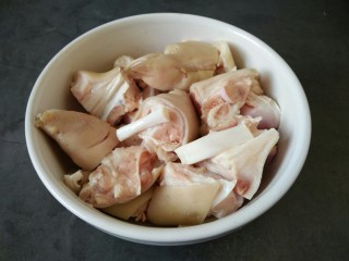 1、#猪脚#炖猪脚,猪蹄洗净,剁成小块备用