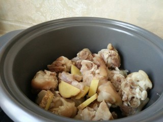 5、#猪脚#炖猪脚,砂锅洗净,放入生姜,焯水后的猪蹄