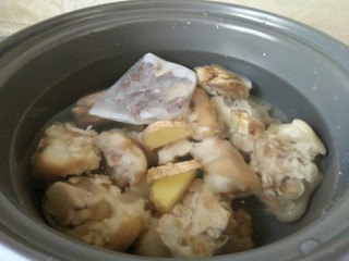 7、#猪脚#炖猪脚,放入砂锅中,加冷水没过猪蹄两倍高