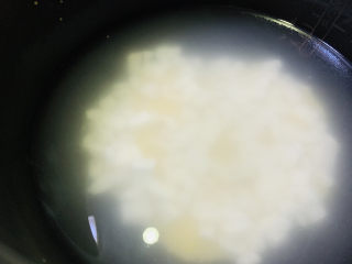 9、山药枸杞粥,加适量清水，搅拌均匀