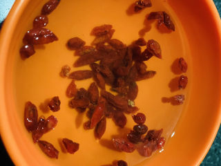 13、山药枸杞粥,清洗枸杞