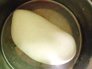 4、红糖红枣馒头,揉成光滑的面团，放到温暖的地方进行发酵