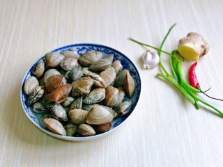 1、麻辣花蛤,准备食材，花蛤可以加入盐，滴几滴油，泡在冷水中，让它吐沙出来，不然吃的时候会有沙的口感。