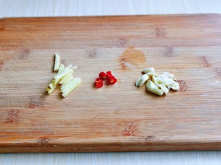 4、麻辣花蛤,姜蒜去皮，切好，辣椒切段。