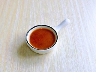 5、麻辣花蛤,豆瓣酱加入器具中，再加入少许纯净水，搅拌均匀，放旁边备用。