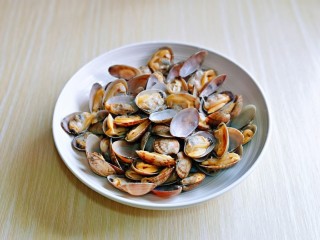 6、麻辣花蛤,处理好的花蛤，装盘。