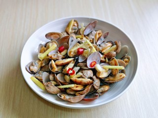 7、麻辣花蛤,撒上姜丝，花椒，辣椒段。
