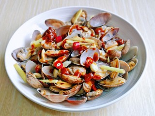 8、麻辣花蛤,再淋上酱汁。