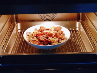 11、麻辣花蛤,入蒸箱，蒸10分钟。